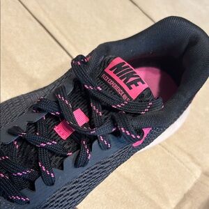 Nike Women's Black and Pink Athletic Sneakers